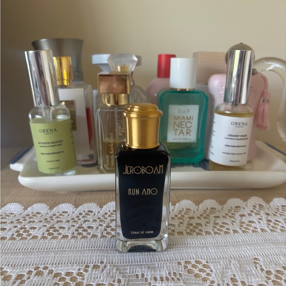 Kun Aho Extrait de Parfum — Black & Gold Fragrance Bottle